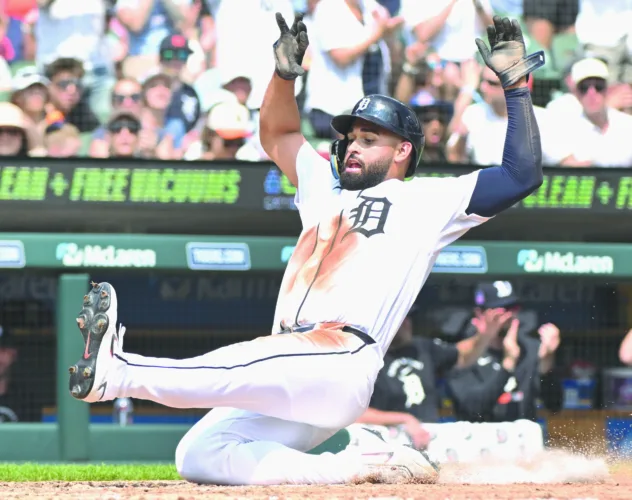 Late homer lifts Royals to 5-4 win over Tigers on Sunday